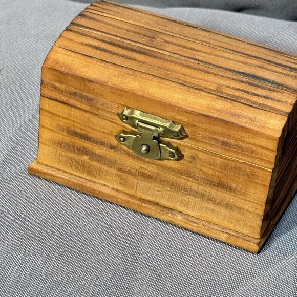 Vintage 4” Wood Latch Lock Box Trunk Treasure Chest Trinkets Jewelry Decorative - Picture 2 of 5
